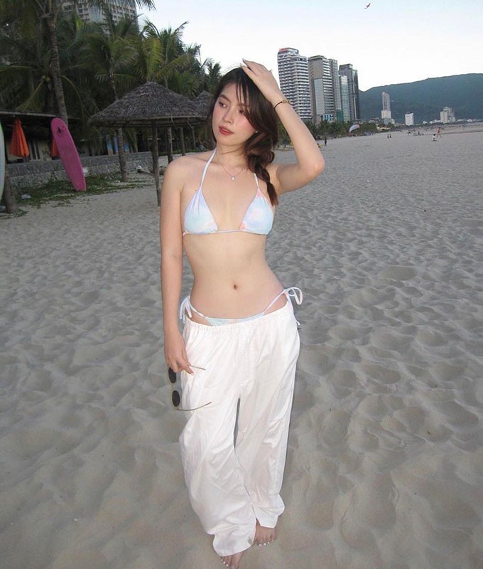 Thụy Hân diện bikini màu nâu khoe body cực gợi cảm trên bờ biển Thụy Hân diện bikini màu nâu khoe body cực gợi cảm trên bờ biển