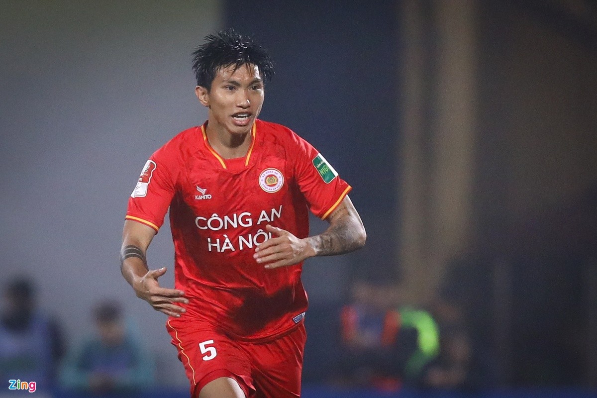 Văn Hậu xin lỗi cổ động viên sau trận thắng Hà Nội FC. Ảnh: ZingNews Văn Hậu xin lỗi cổ động viên sau trận thắng Hà Nội FC. Ảnh: ZingNews
