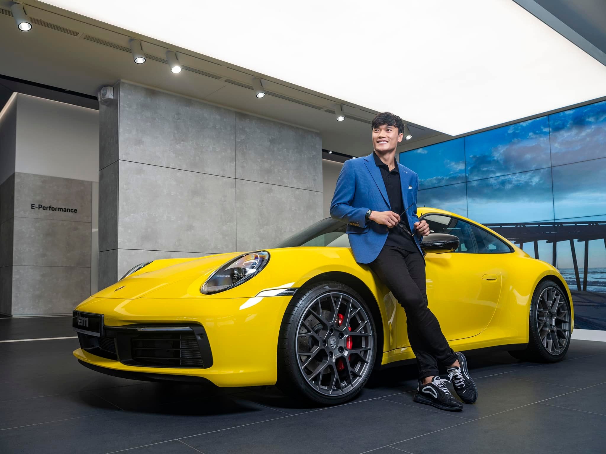 Thủ thành Bùi Tiến Dũng sở hữu chiếc BMW i8 có giá gần 8 tỷ đồng. Trước đó, thủ thành quê Thanh Hóa từng sở hữu xe Mercedes GLC 250, giá khoảng hai tỷ đồng