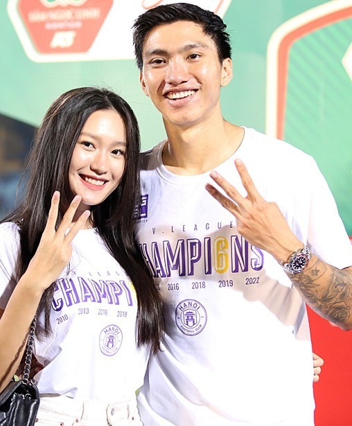 Sự đồng điệu vè trang phục còn xuất hiện cả trên sân bóng