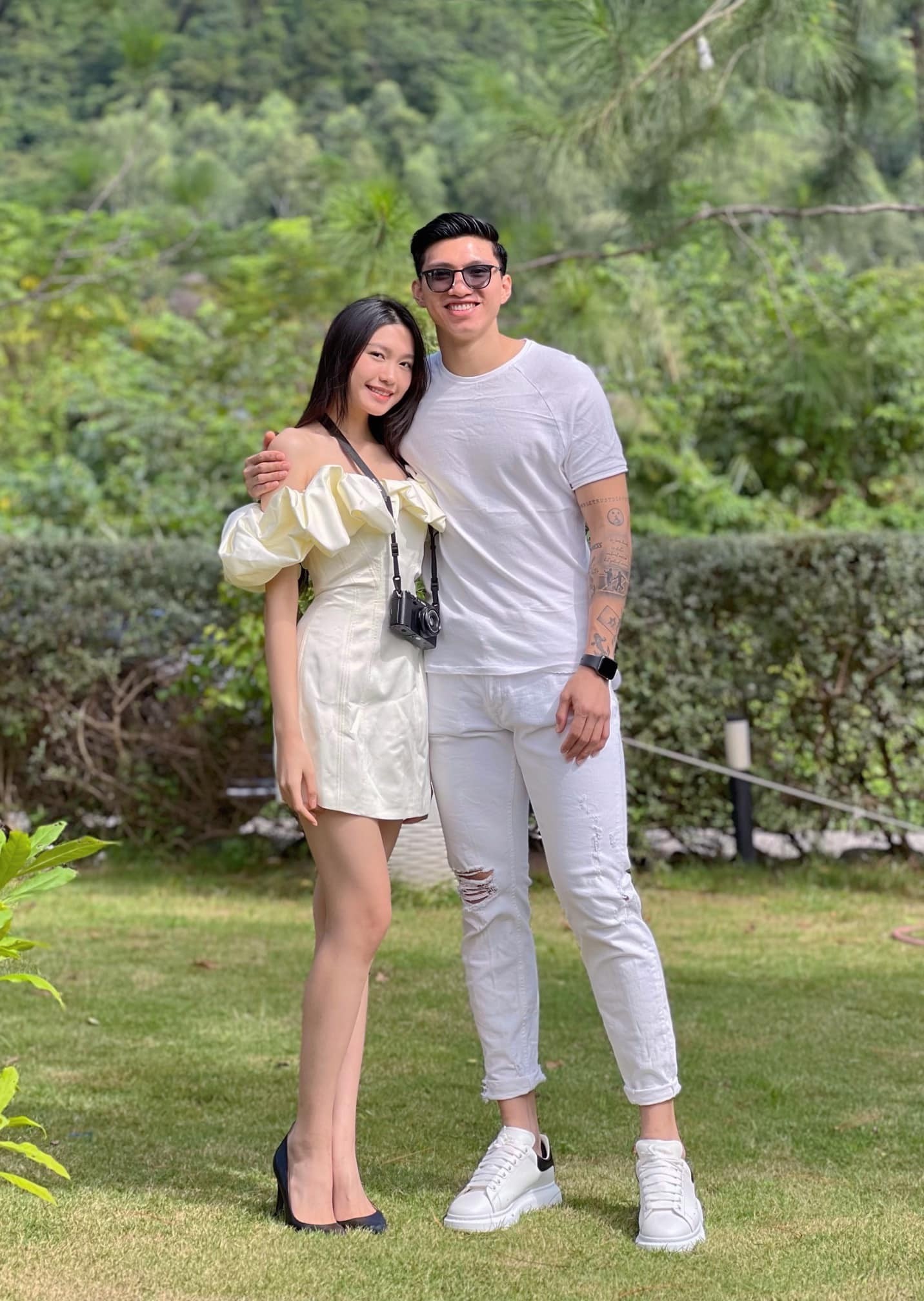 Đoàn Văn Hậu sở hữu chiều cao lên đến 1m86, body 6 múi săn chắc nhờ chăm chỉ tập luyện bóng đá, gym, kết hợp cùng chế độ ăn uống khoa học. Doãn Hải My từng lọt top 10 cuộc thi Hoa hậu Việt Nam năm 2020 sở hữu chiều cao 1,67m cùng số đo 3 vòng chuẩn cùng vòng eo siêu nhỏ và làn da đẹp