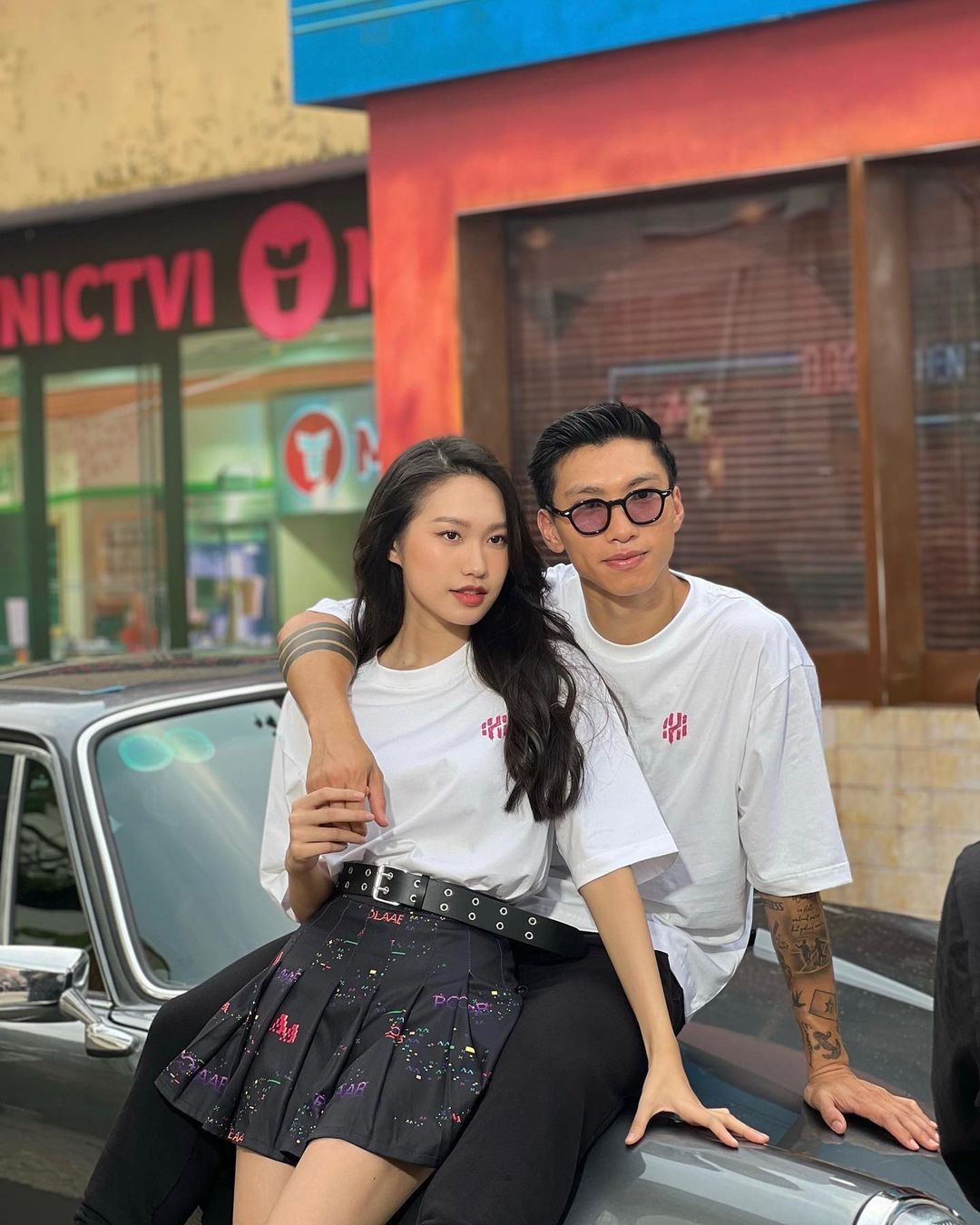 Người đẹp sinh năm 2001 và bạn trai phối đồ với hai màu trắng đen lúc mới hẹn hò