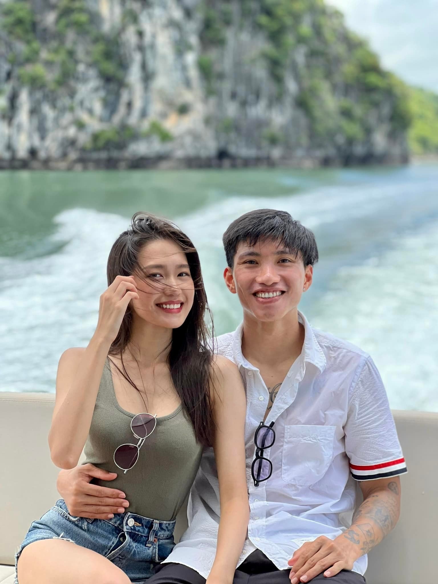 Đoàn Văn Hậu cùng bạn gái thường xuyên chọn đồ cùng màu, tôn dáng hiệu quả - Ảnh 1