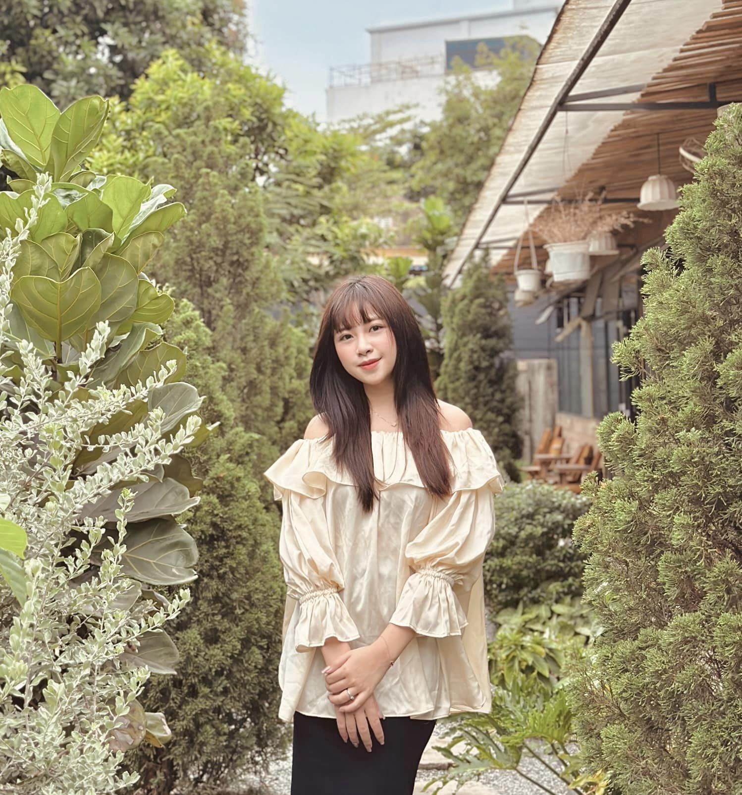 Bà xã của Phan Văn Đức thu hút mọi ánh nhìn dù diện trang phục đơn giản