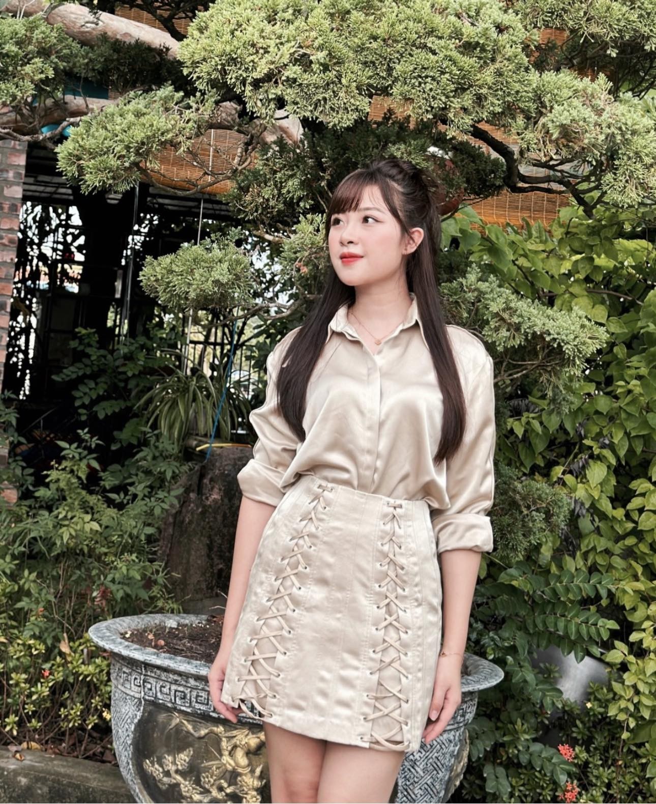 Không chỉ có ngoại hình đẹp, khuôn mặt bầu bĩnh dễ thương mà Nhật Linh còn đem đến thiện cảm bởi tính cách thùy mị, nết na