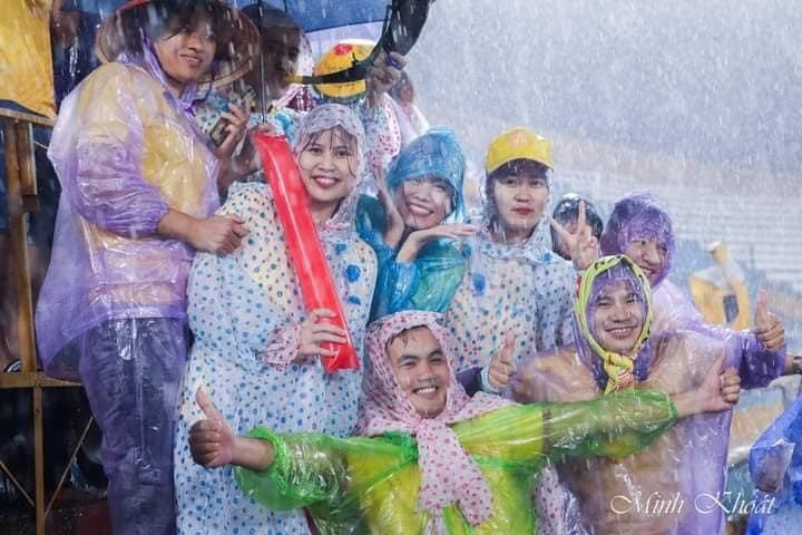 CĐV Nam Định đội mưa cổ vũ đội nhà CĐV Nam Định đội mưa cổ vũ đội nhà