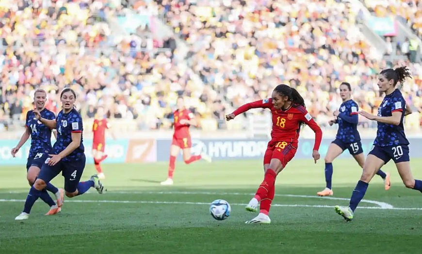 Salma Paralluelo dứt điểm nâng tỷ số lên 2-1 cho Hà Lan Salma Paralluelo dứt điểm nâng tỷ số lên 2-1 cho Hà Lan