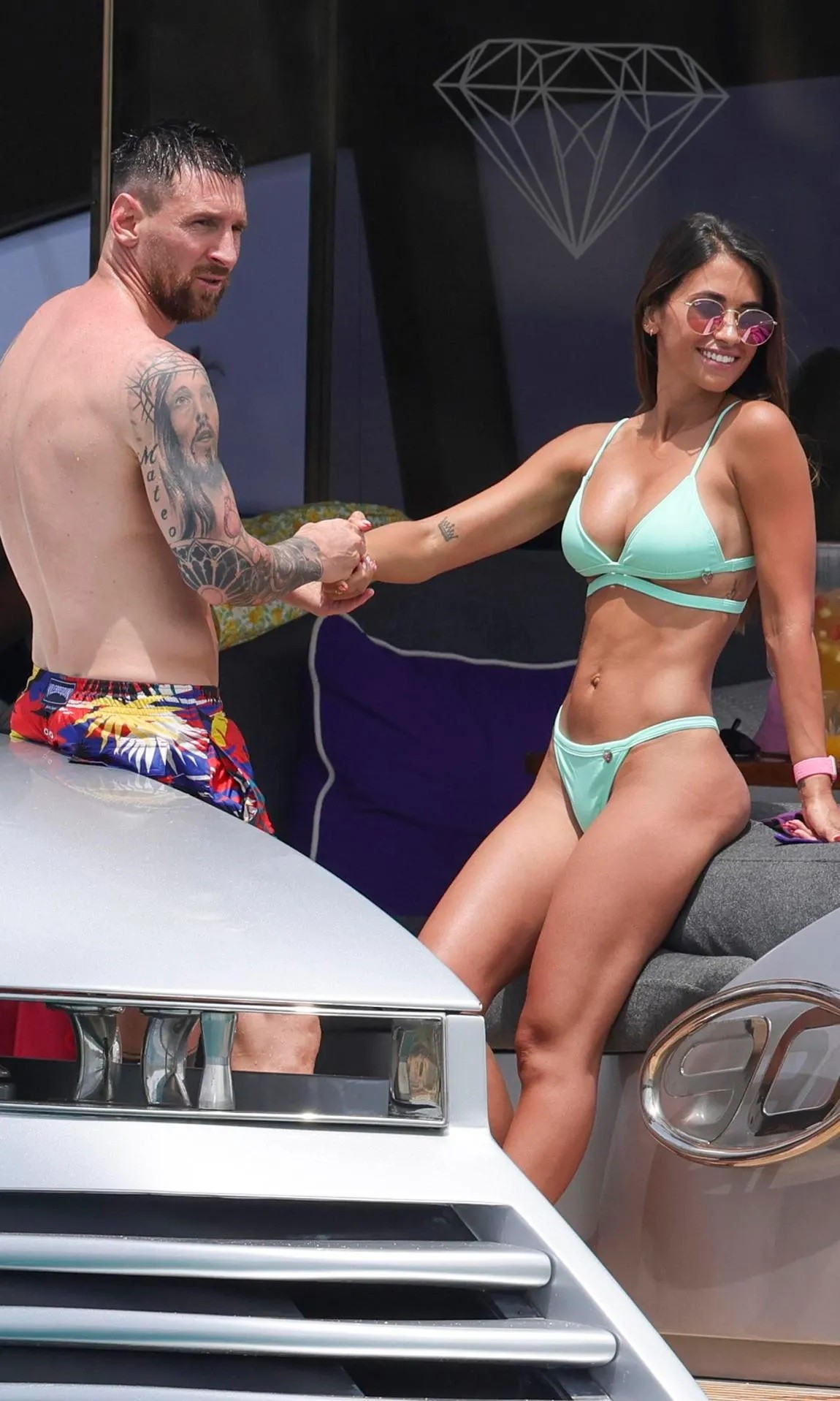 Vợ Messi diện bikini thu hút mọi ánh nhìn, được khen 'người phụ nữ đẹp nhất thế giới' - Ảnh 1
