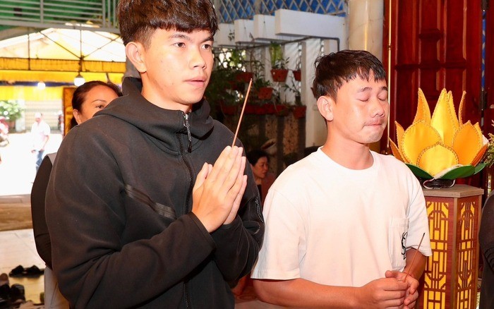 Minh Vương thẫn thờ thắp hương cho thầy cùng đồng đội HAGL Minh Vương thẫn thờ thắp hương cho thầy cùng đồng đội HAGL
