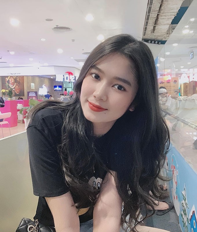 Dù yêu xa nhưng cả hai vẫn đang có những ngày tháng hạnh phúc bên nhau. Khi rảnh rỗi, được nghỉ giai đoạn, Tấn Sinh thường xuyên bay vào để thăm bạn gái