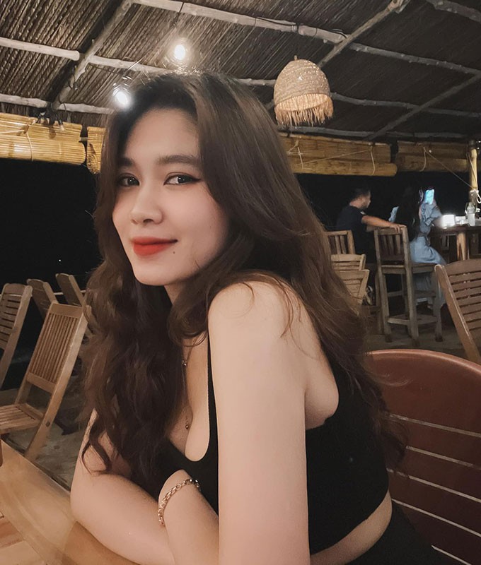  Ở chiều ngược lại, Trâm Phạm cũng liên tục dành những ngày nghỉ ngắn ngày của mình để bay ra Tam Kỳ và bây giờ là Hà Nội để cổ vũ cho bạn trai thi đấu ở V-League