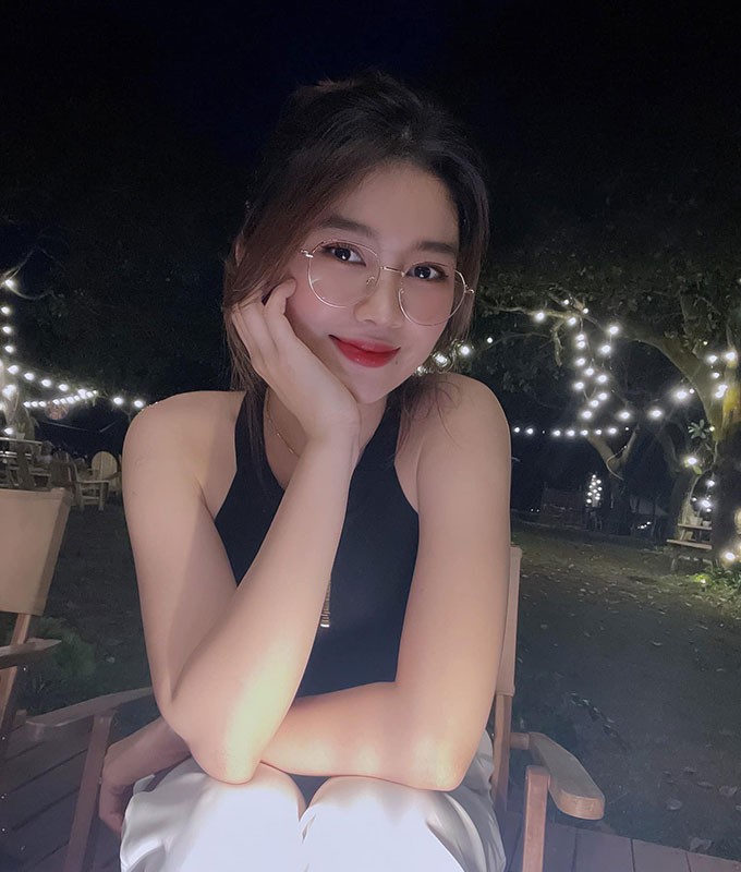 Trung vệ Huynh Tấn Sinh gần như giữ “bí mật” về bạn gái trên mạng xã hội. Dẫu vậy, với những tương tác “nhiệt tình” trên mạng xã hội và những clip ngắn từ một tài khoản tiktok, cư dân mạng đã nhanh chóng tìm ra được info của bạn gái cầu thủ này