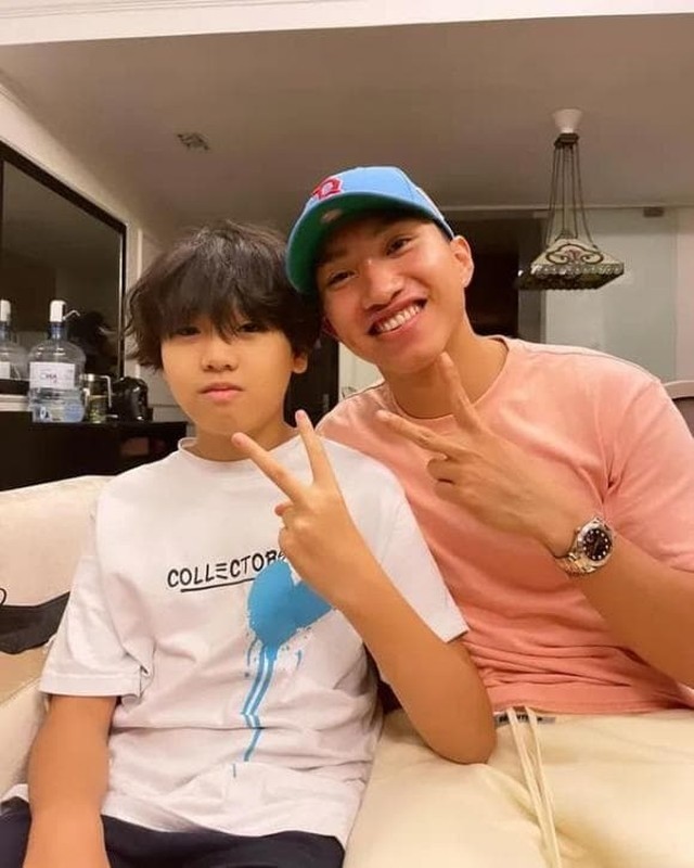 Văn Hậu rất thân thiết với các thành viên trong gia đình bạn gái Văn Hậu rất thân thiết với các thành viên trong gia đình bạn gái