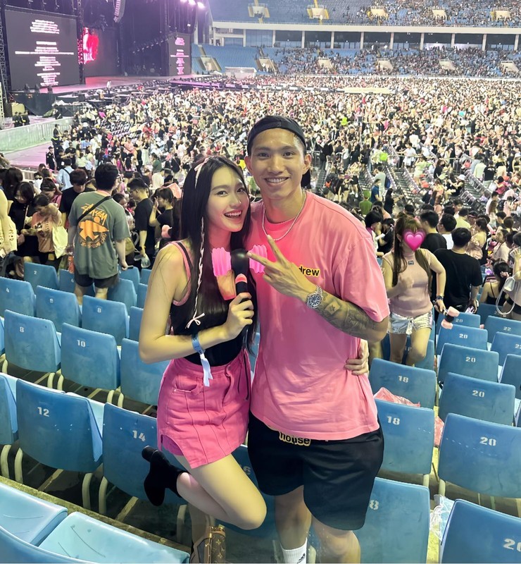 Văn Hậu cùng Hải My đến xem concert của Blackpink trên SVĐ Mỹ Đình Văn Hậu cùng Hải My đến xem concert của Blackpink trên SVĐ Mỹ Đình