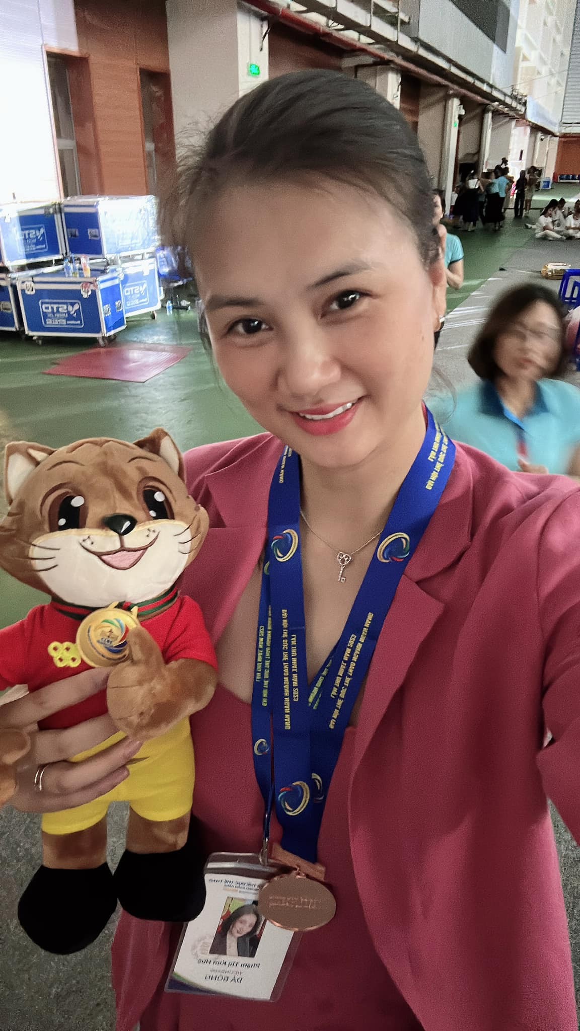 Cuối tuần vừa qua, Kim Huệ đăng tải hình ảnh rạng rỡ trên bục nhận cúp và HCĐ bộ môn bóng đá trong lễ trao giải đại hội thể dục thể thao ngành ngân hàng 2023. Đây là lần đầu tiên, hoa khôi một thời của bóng chuyền Việt Nam nhận danh hiệu bóng đá