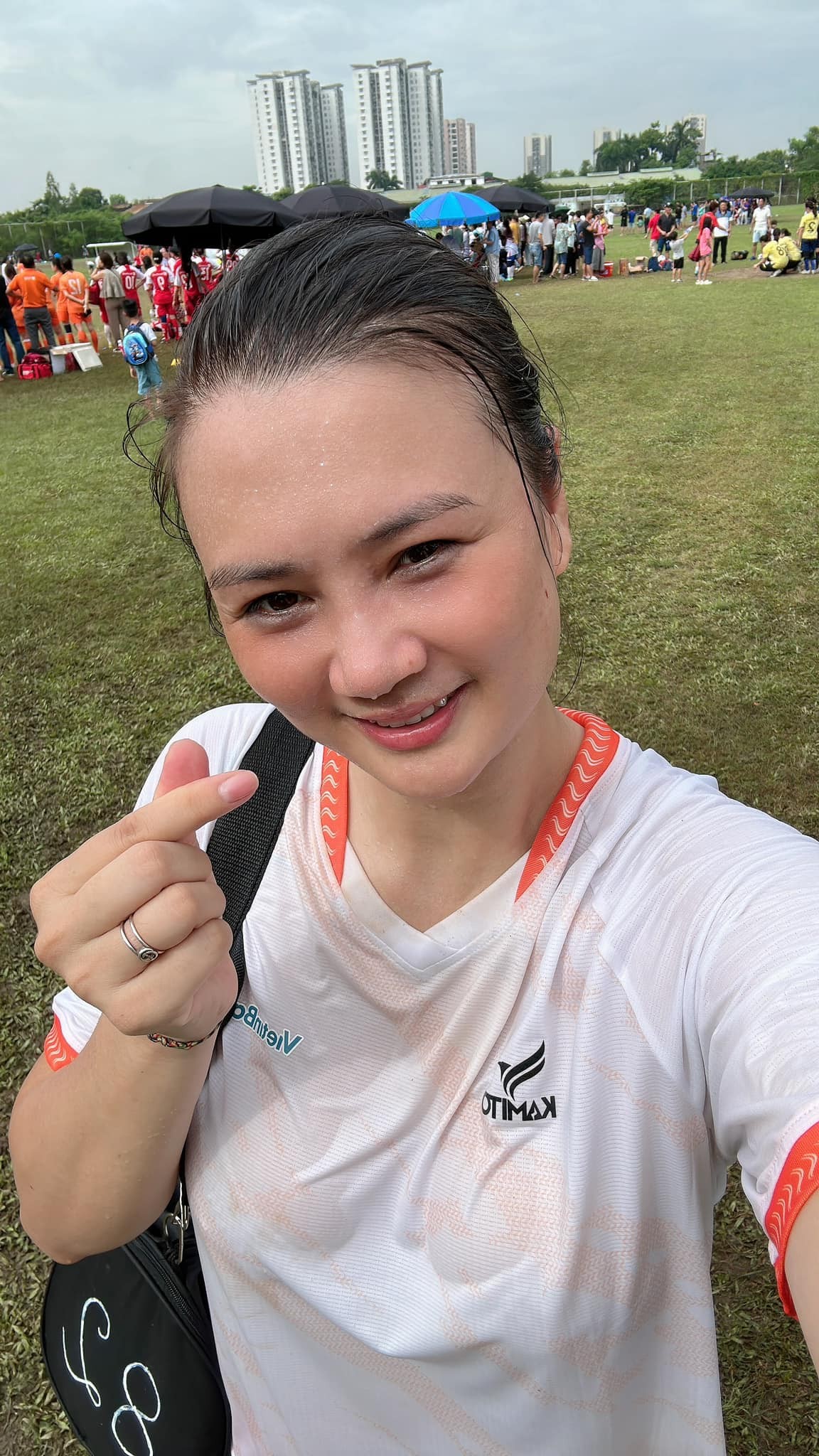 Kim Huệ khoe ảnh trên sân bóng đá trong màu áo đội Vietinbank