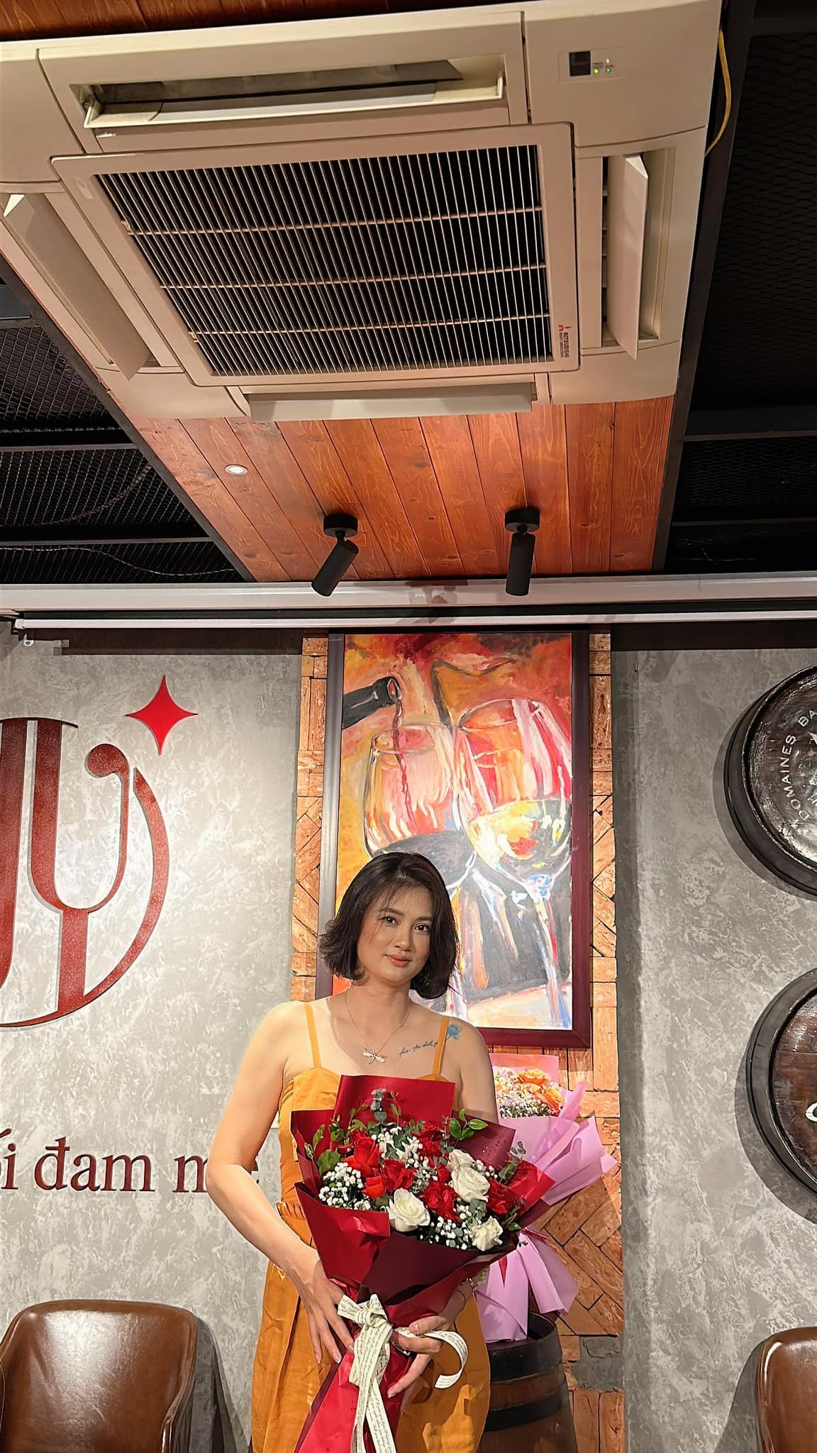 Cựu hoa khôi bóng chuyền - Kim Huệ vừa đón sinh nhật tuổi 42 cùng gia đình và bạn bè