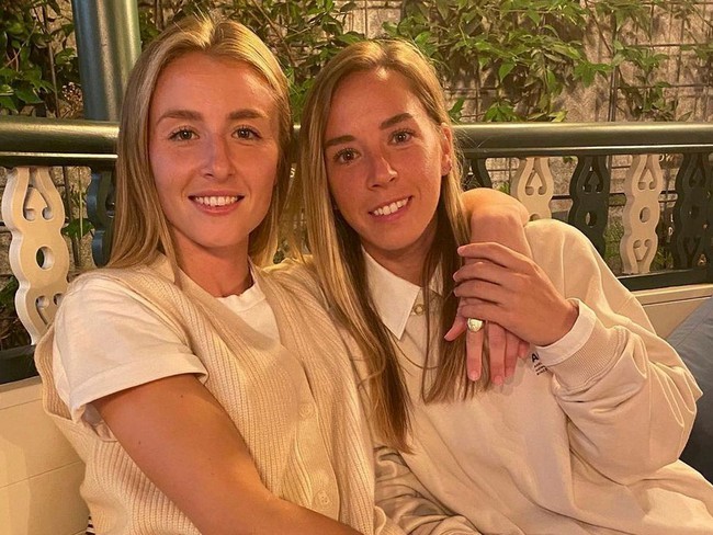 Kristie Mewis và Rachel Daly gặp nhau khi còn thi đấu cho CLB nữ Houston Dash (Mỹ) và có cảm tình với nhau từ đó Kristie Mewis và Rachel Daly gặp nhau khi còn thi đấu cho CLB nữ Houston Dash (Mỹ) và có cảm tình với nhau từ đó