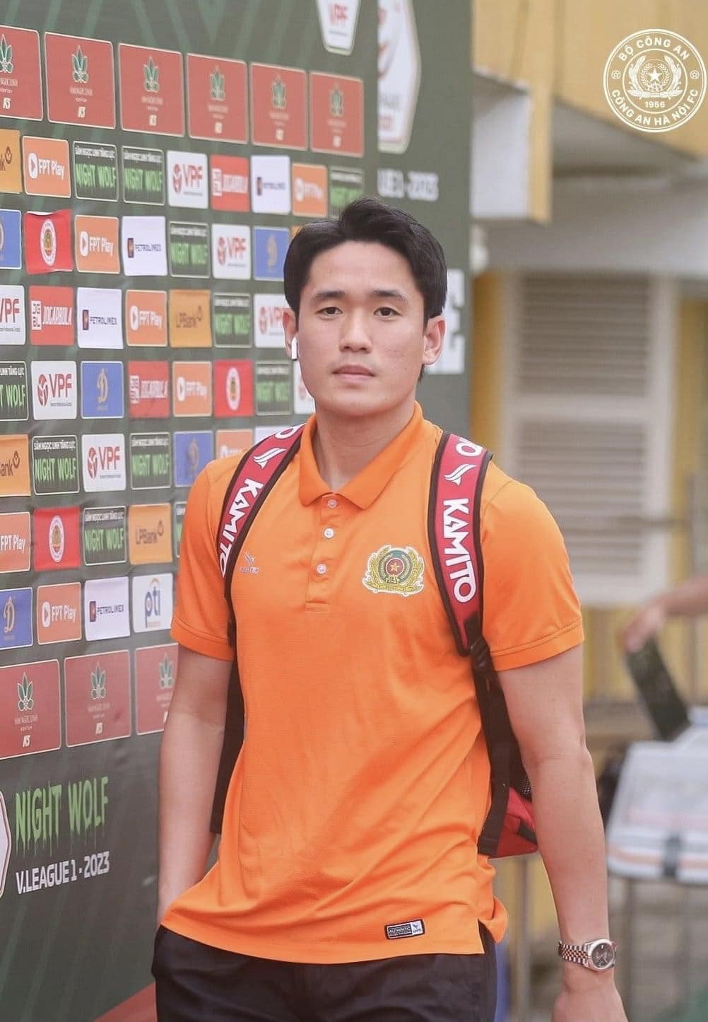 Huỳnh Tấn Sinh sở hữu vẻ ngoài điển trai, tính cách hiền lành, ít nói. Thế nên không trung vệ Quảng Nam là người khá kín tiếng trong chuyện tình cảm