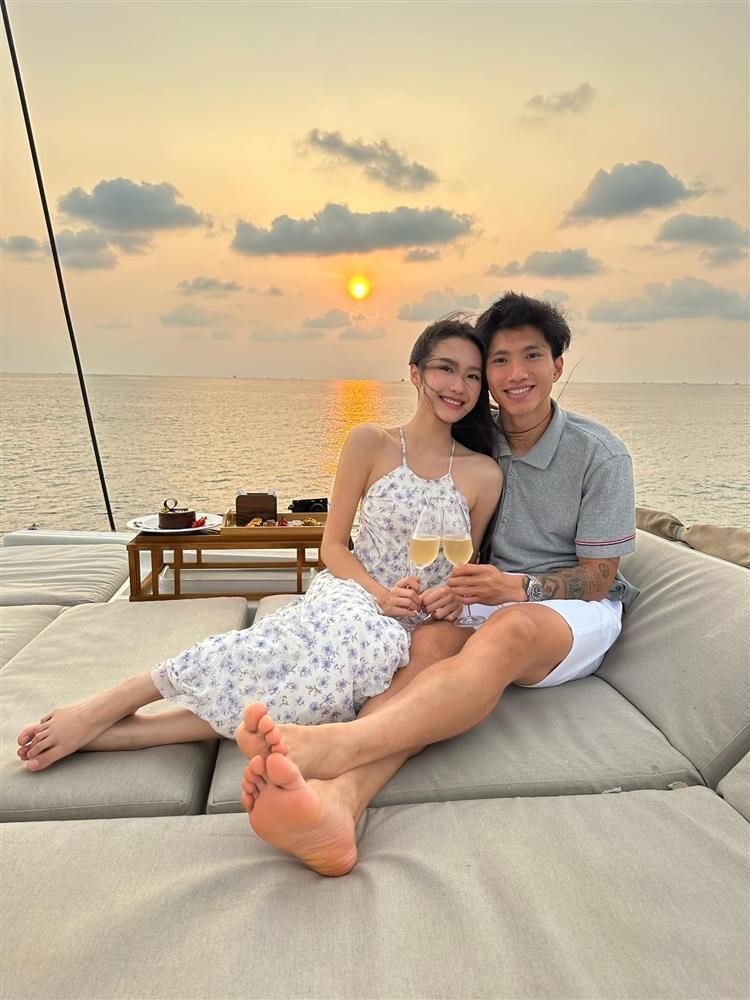 Cặp đôi cũng thường xuyên khoe ảnh đi du lịch cùng nhau Cặp đôi cũng thường xuyên khoe ảnh đi du lịch cùng nhau