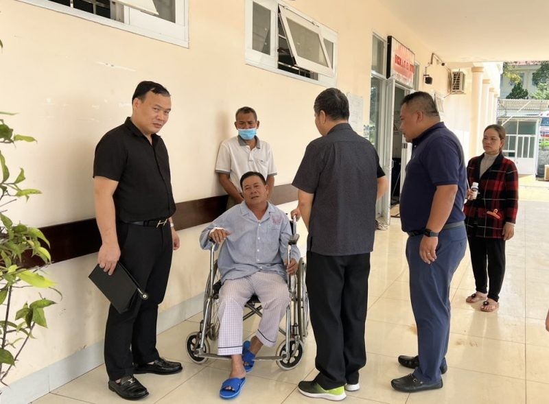Đại diện VFF, VPF đến thăm hỏi tài xế Nguyễn Tú Sinh Đại diện VFF, VPF đến thăm hỏi tài xế Nguyễn Tú Sinh