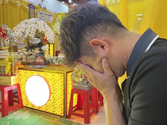 Hồng Duy không kìm được nước mắt trước linh cữu thầy Hồng Duy không kìm được nước mắt trước linh cữu thầy