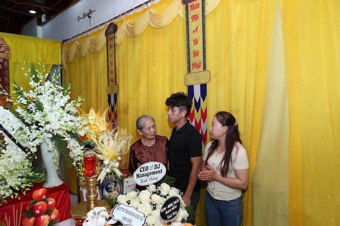 Thân mẫu của HLV Minh Ninh an ủi Hồng Duy Thân mẫu của HLV Minh Ninh an ủi Hồng Duy