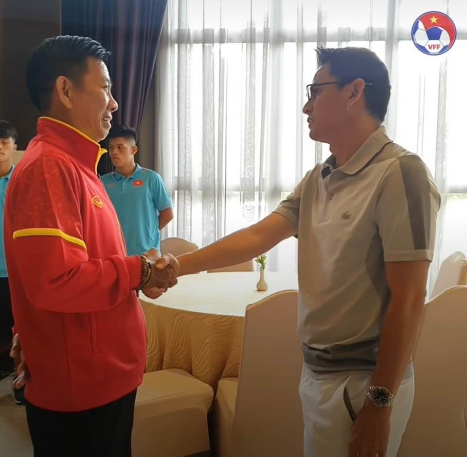 HLV Kiatisak gặp mặt HLV Hoàng Anh Tuấn cùng toàn đội U23 Việt Nam