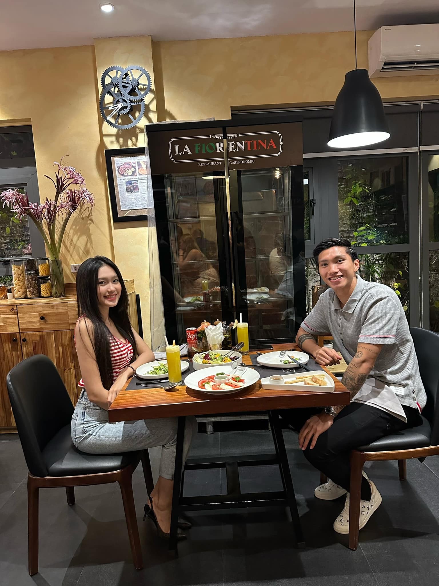 Đoàn Văn Hậu chia sẻ hình ảnh đi ăn cùng bạn gái Doãn Hải My Đoàn Văn Hậu chia sẻ hình ảnh đi ăn cùng bạn gái Doãn Hải My