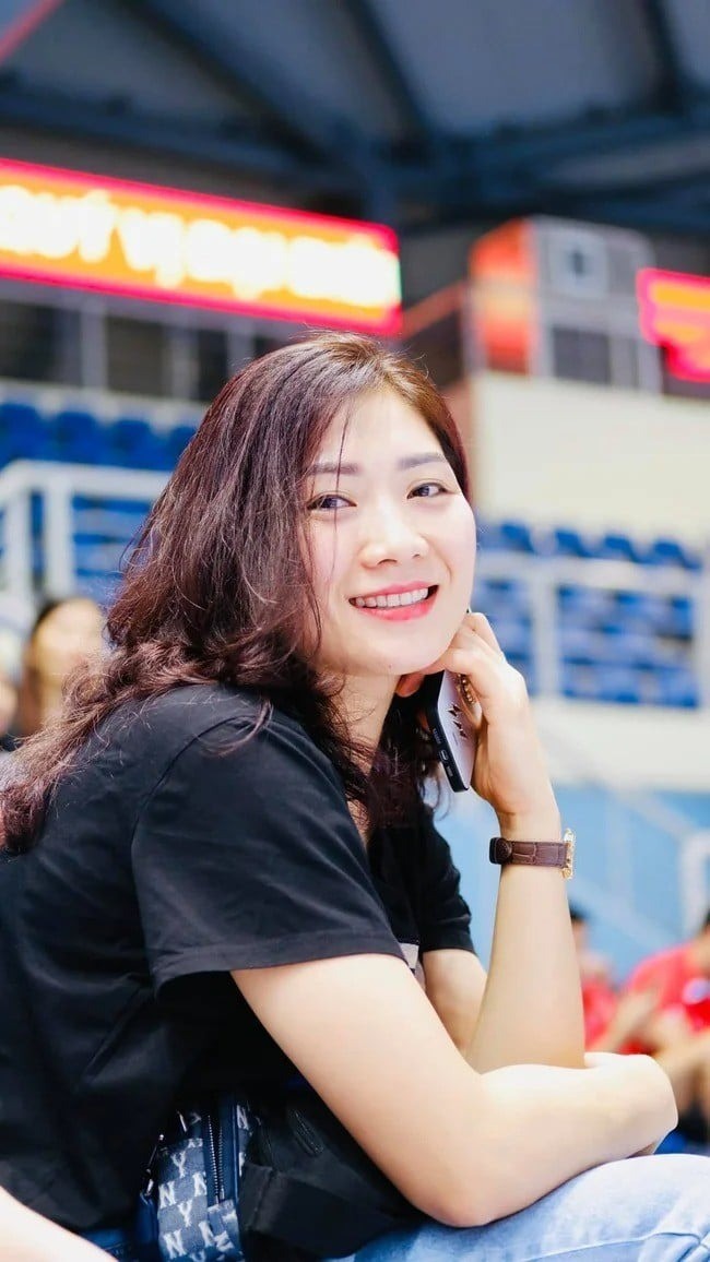 Hoa khôi bóng chuyền Phạm Thị Yến diện trang phục lịch lãm, khoe nhan sắc mặn mà ở tuổi U40 - Ảnh 2 Hoa khôi bóng chuyền Phạm Thị Yến diện trang phục lịch lãm, khoe nhan sắc mặn mà ở tuổi U40 - Ảnh 2