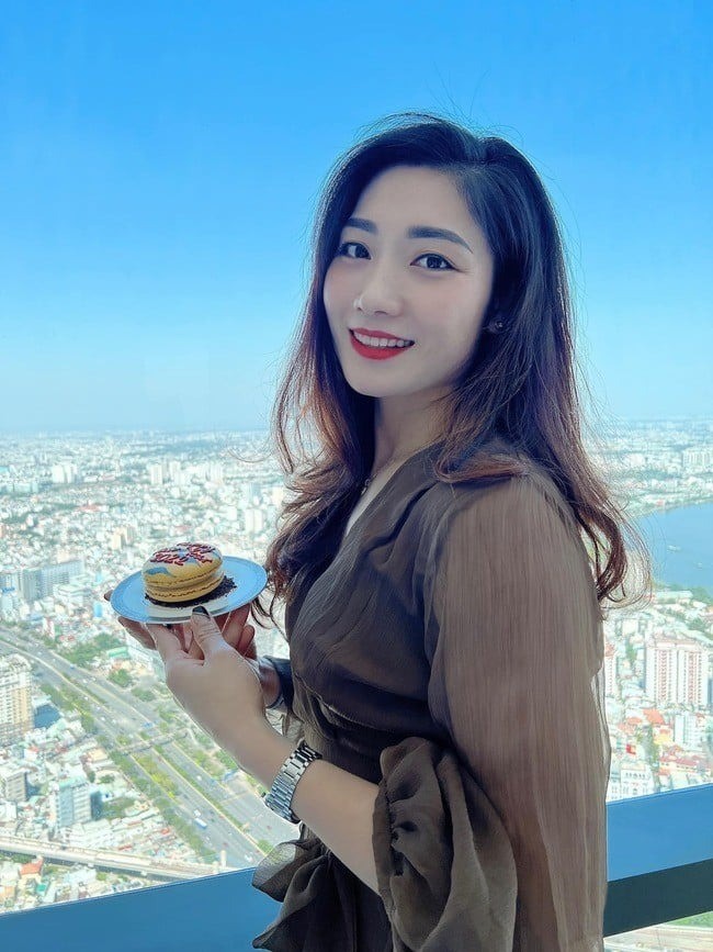 Không chỉ gây ấn tượng với người hâm mộ bởi các phẩm chất chuyên môn tốt, Phạm Thị Yến còn sở hữu vẻ ngoài xinh đẹp và đầy quyến rũ cùng phong cách hiện đại và trẻ trung, dù đã bước sang tuổi 38 Không chỉ gây ấn tượng với người hâm mộ bởi các phẩm chất chuyên môn tốt, Phạm Thị Yến còn sở hữu vẻ ngoài xinh đẹp và đầy quyến rũ cùng phong cách hiện đại và trẻ trung, dù đã bước sang tuổi 38