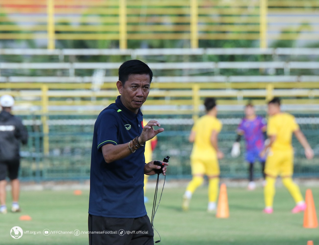 HLV Hoàng Anh Tuấn nổi giận khi buổi tập của U23 Việt Nam bị người lạ quay nén