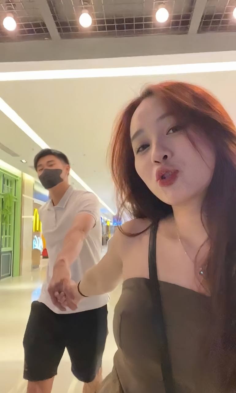 Nhâm Mạnh Dũng cùng bạn gái hot girl Đồng Thị Hoa Mỹ đi xem phim, thoải mái thể hiện tình cảm giữa chốn đông người