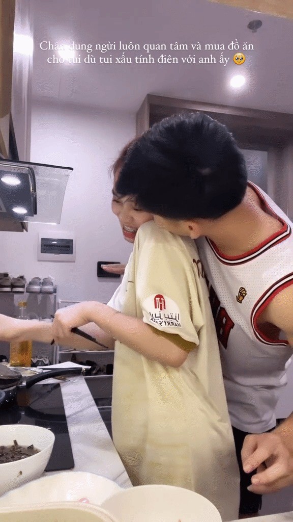 Cả hai còn thể hiện tình cảm thân mật ôm hôn khi nấu ăn