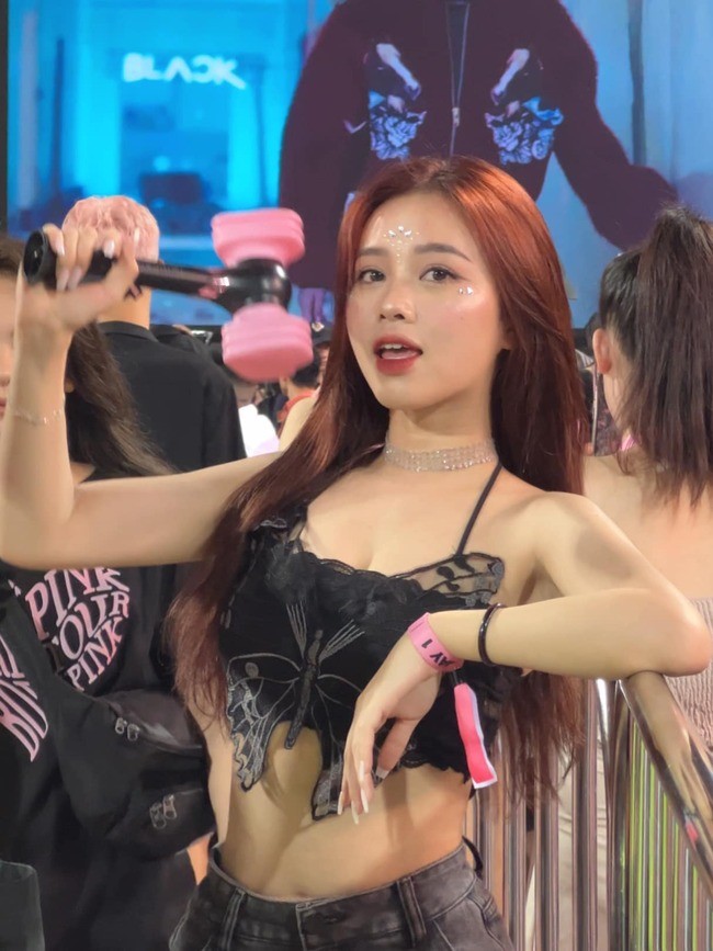 Đồng Thị Hoa Mỹ, hay còn có nghệ danh là Emmy được biết tới là một hot TikToker vừa tài năng vừa xinh đẹp có hơn 800.000 lượt theo dõi. Cô gái sinh năm 2001 quê Bắc Giang là sinh viên khoa tiếng Nhật thương mại trường Đại học Ngoại thương Hà Nội