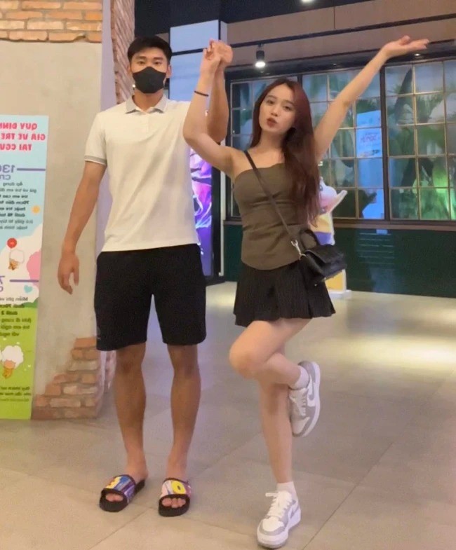 Nhâm Mạnh Dũng có hành động đầy tình cảm khi cầm chặt tay bạn gái tạo dáng chụp ảnh, “tự sướng” bên ngoài rạp phim