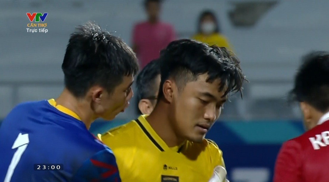 Thủ môn Ernando bên phía U23 Indoensia hóa tội đồ khi sút hỏng lượt sút thứ 6