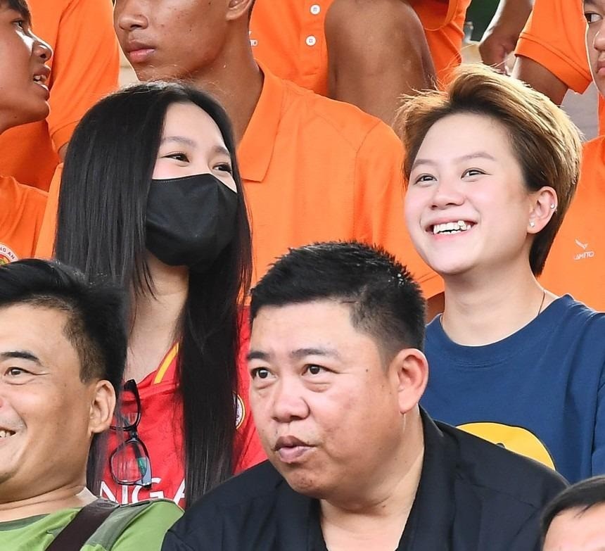 Doãn Hải My xuất hiện trên khán đài sân Hàng Đẫy chiều 27/8 