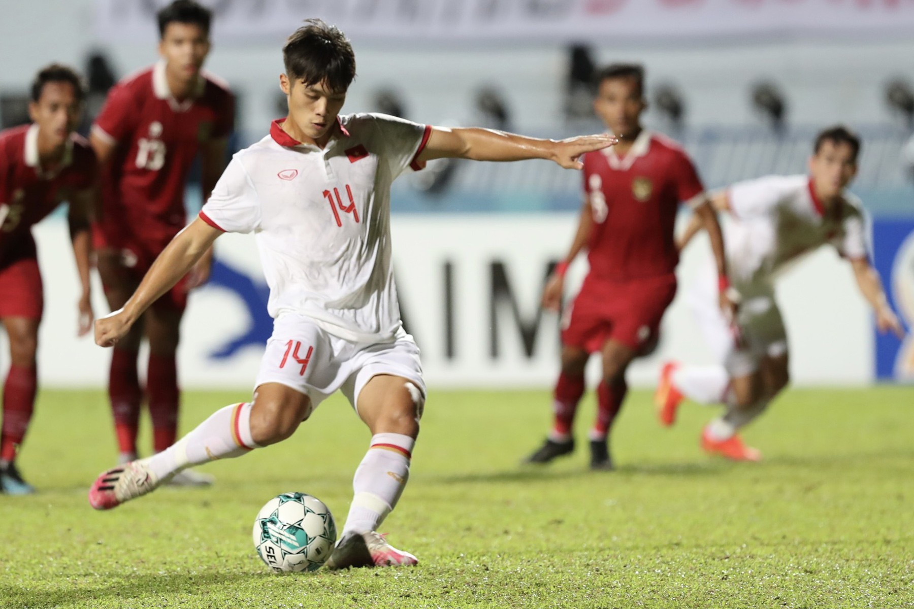 Quốc Việt bỏ lỡ cơ hội ghi bàn trên chấm 11m