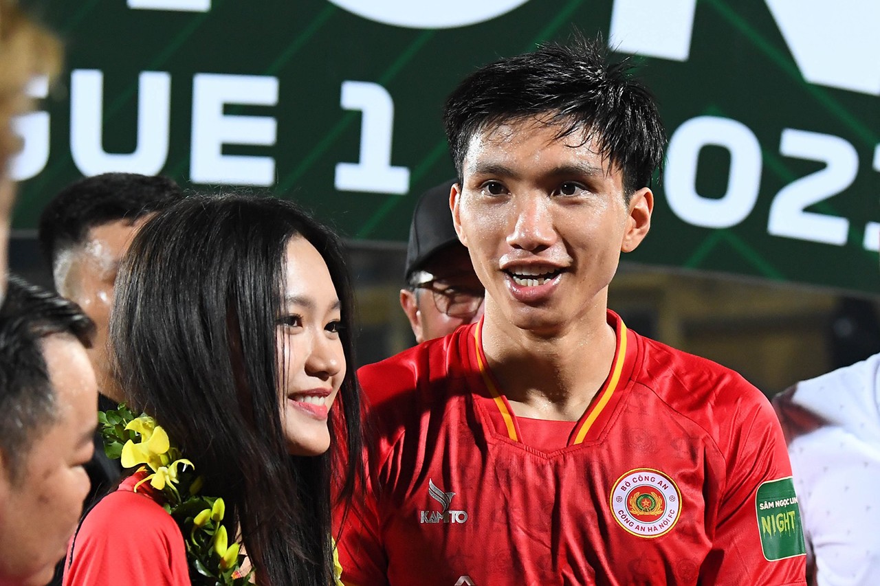 Văn Hậu tặng vòng hoa kết cho bạn gái Doãn Hải My