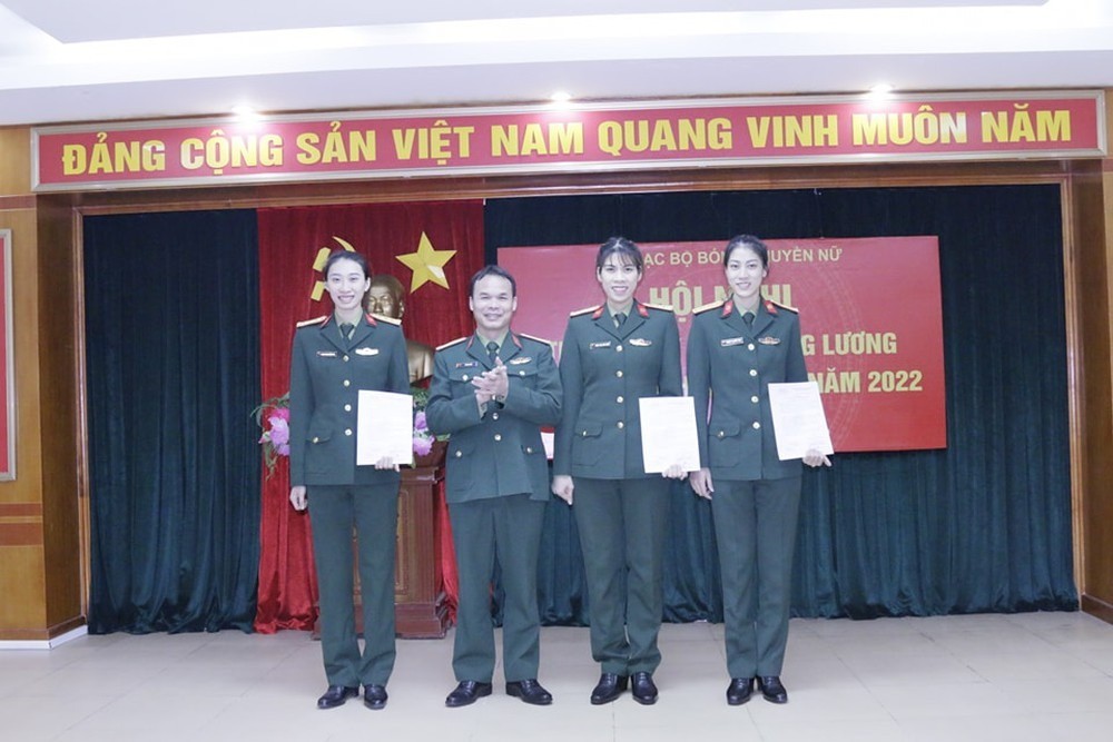 Vào tháng 12/2022, Kiều Trinh được thăng quân hàm Trung úy QNCN trước niên hạn