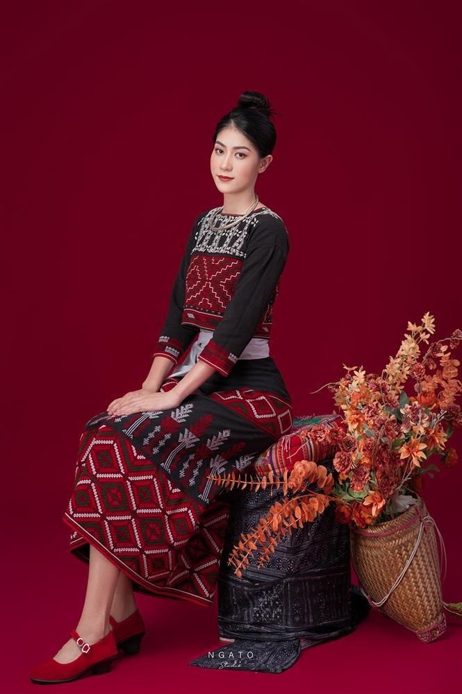 Kiều Trinh cũng đã có cơ hội khoác lên mình bộ trang phục dân tộc. Vẻ đằm thắm của Kiều Trinh khác lạ với sự mạnh mẽ trên sân đấu Kiều Trinh cũng đã có cơ hội khoác lên mình bộ trang phục dân tộc. Vẻ đằm thắm của Kiều Trinh khác lạ với sự mạnh mẽ trên sân đấu