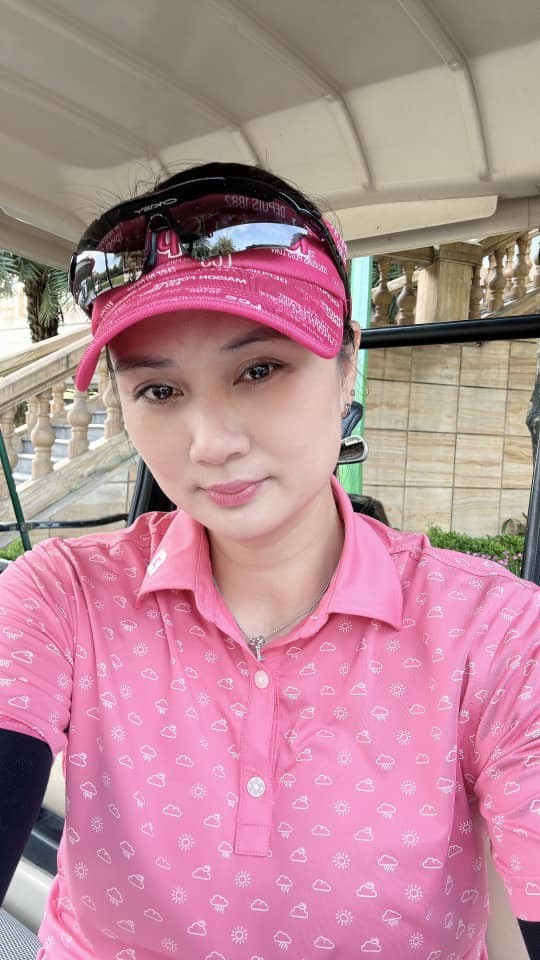 Kim Huệ dùng thời gian nghỉ hoặc cuối tuần nhằm theo đuổi đam mê chơi golf, phấn đấu trở thành một golfer chuyên nghiệp.