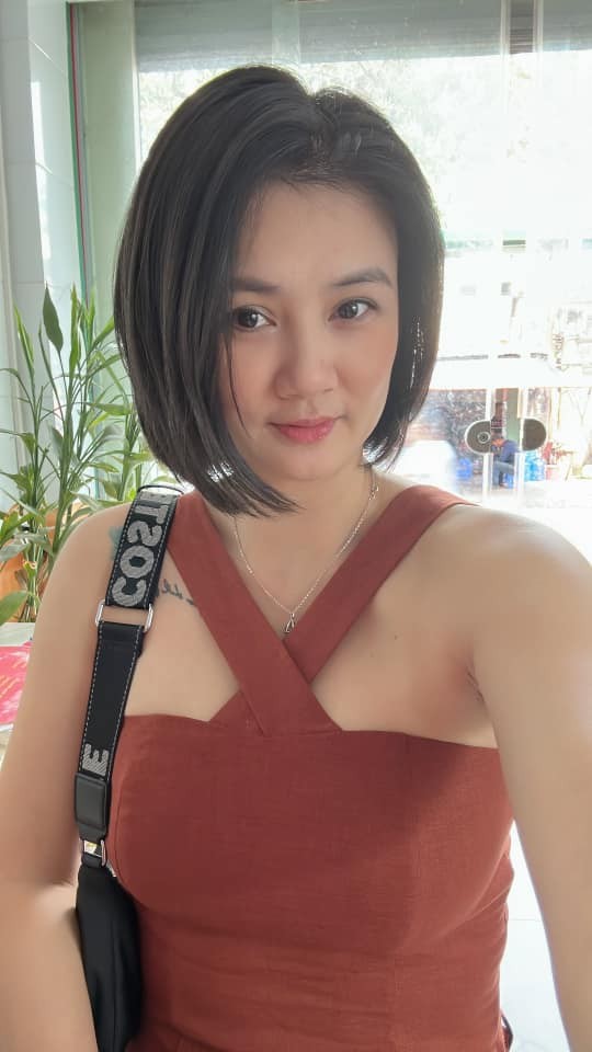 Việc tập luyện đều đặn, kết hợp nhiều bộ môn khác nhau giúp cơ thể Kim Huệ thêm phần dẻo dai, linh hoạt hơn ở ngoài tuổi tứ tuần. 