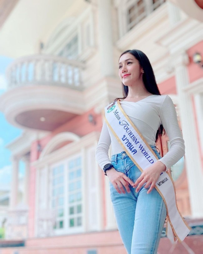 Năm 2021, Lertsiri Tosing giành danh hiệu Hoa hậu Du lịch Thế giới Bang Khae của Thái Lan