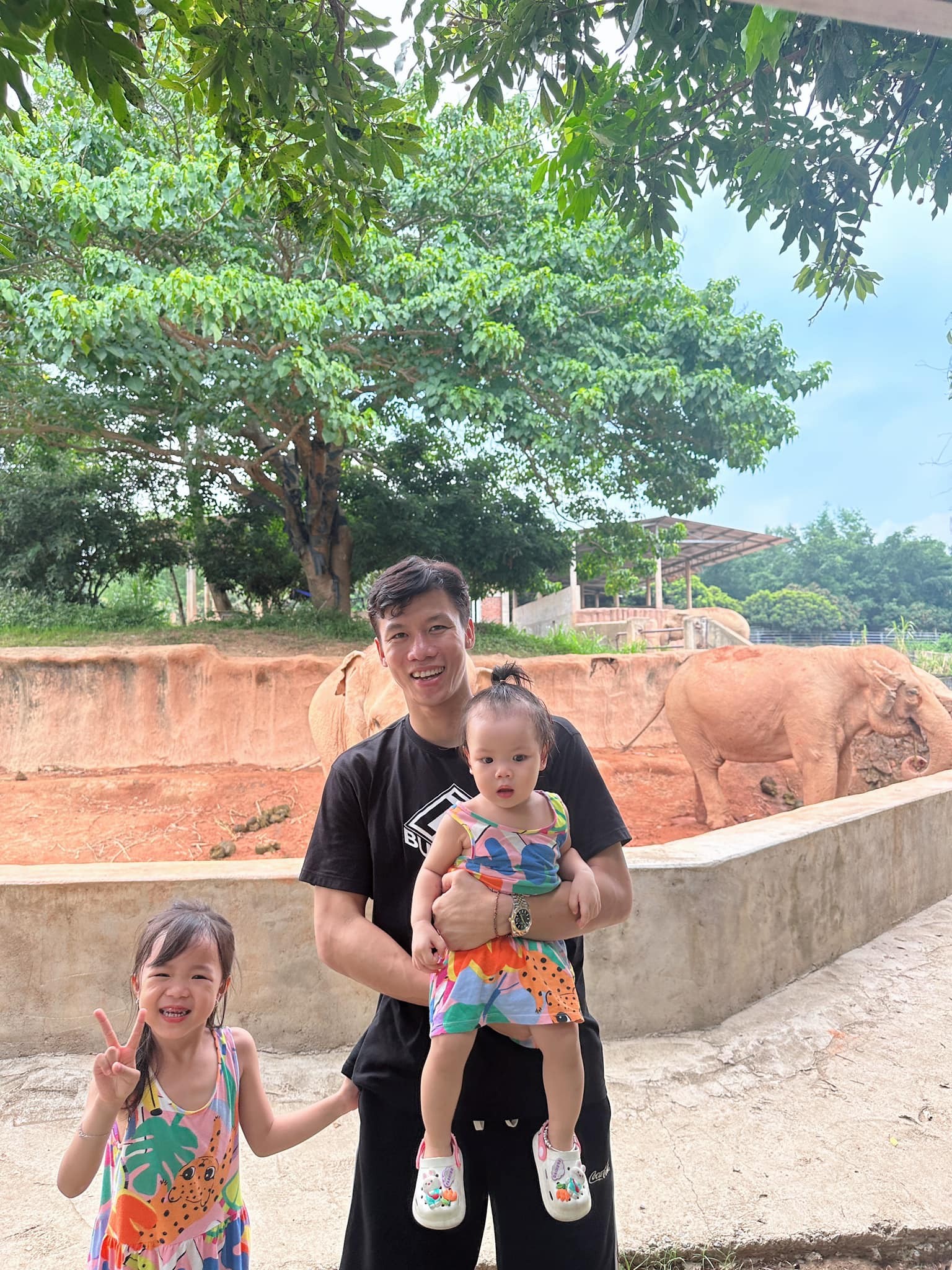 Quế Ngọc Hải tranh thủ đưa các con đi vườn thú Quế Ngọc Hải tranh thủ đưa các con đi vườn thú