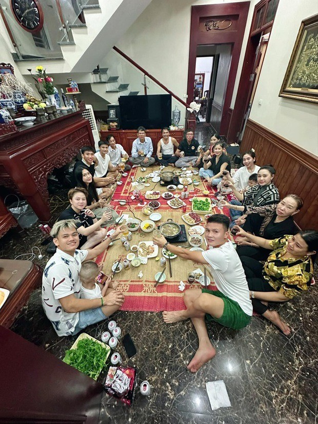 Nhóm cầu thủ CLB Công an Hà Nội gồm Quang Hải, Tấn Tài, Văn Hậu đã cùng gia đình tụ tập liên hoan tại nhà Quang Hải. Doãn Hải My - bạn gái Văn Hậu cũng có mặt ở buổi gặp gỡ này Nhóm cầu thủ CLB Công an Hà Nội gồm Quang Hải, Tấn Tài, Văn Hậu đã cùng gia đình tụ tập liên hoan tại nhà Quang Hải. Doãn Hải My - bạn gái Văn Hậu cũng có mặt ở buổi gặp gỡ này