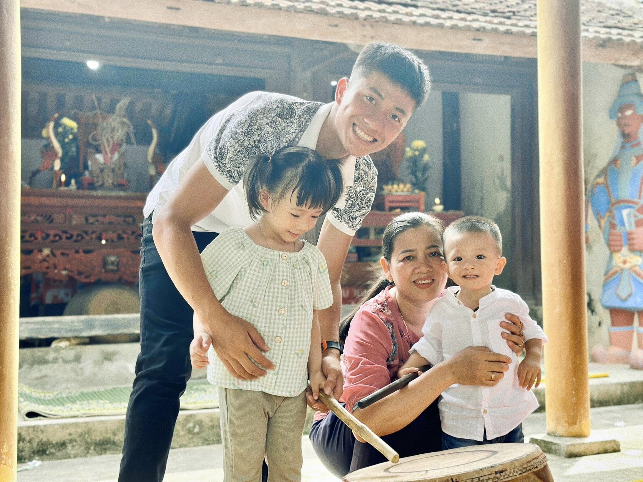 Văn Đức tận hưởng quãng thời gian vui vẻ bên gia đình sau khi cùng CLB CAHN nhận cúp vô địch V-League 2023 Văn Đức tận hưởng quãng thời gian vui vẻ bên gia đình sau khi cùng CLB CAHN nhận cúp vô địch V-League 2023