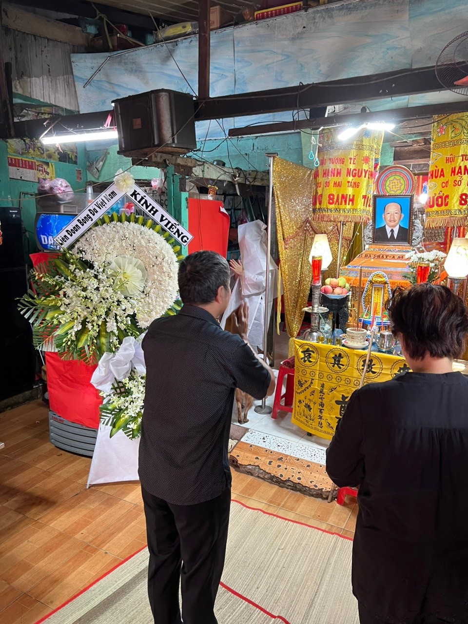 Tổng Thư ký LĐBĐVN Dương Nghiệp Khôi viếng cựu tuyển thủ Nguyễn Chí Bảo Tổng Thư ký LĐBĐVN Dương Nghiệp Khôi viếng cựu tuyển thủ Nguyễn Chí Bảo
