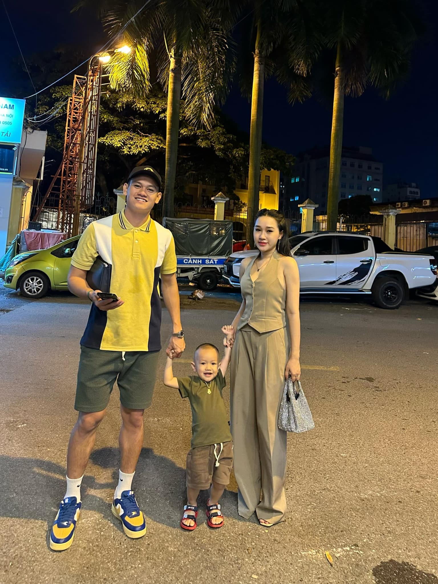 Vợ chồng và con trai Hồ Tấn Tài đi dạo phố Hà Nội